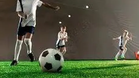 《挑战偏见：邦马蒂回忆童年，曾因性别踢球遭质疑，勇敢女孩的足球之路》