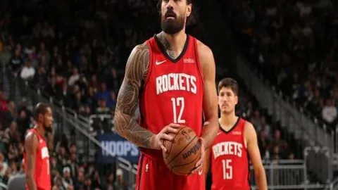 “欧冠激战：利物浦10人作战，加克波破门，2-3惜败仍居小组首位”